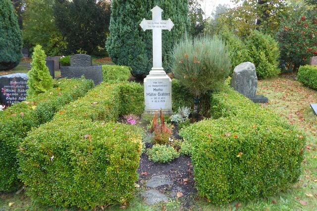Die Grabstätte der Heimatdichterin Martha Müller-Grählert auf dem Zingster Kirchhof.