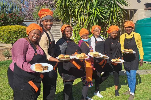 Die Jugendlichen des WOP von Kolping Südafrika zeigen stolz ihre ersten gastronomischen Werke im Praxisteil ihrer Ausbildung bei Kolping.