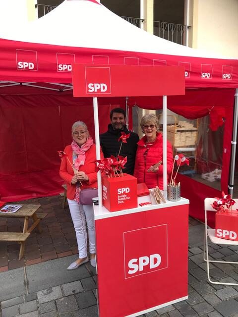 Viel frischen Wind gab's am Frühjahrs-Marktsonntag von Ulrike Sasse-Feile, Enis Sagi und Brigitte Dannhäuser am SPD Stand. | Foto: SPD Friedberg