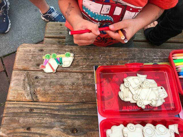 Passend zum Blaulichttag konnten Kinder Anhänger bemalen am SPD Stand. | Foto: SPD Friedberg