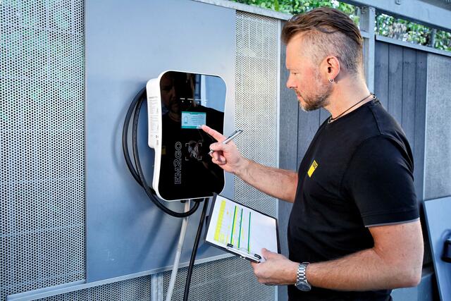 ADAC Projekttechniker Michael Peuckert hat im ADAC Technik Zentrum im Landsberger Industriegebiet Lechwiesen Wallboxen für E-Autos getestet.  | Foto: ADAC/Ralph Wagner