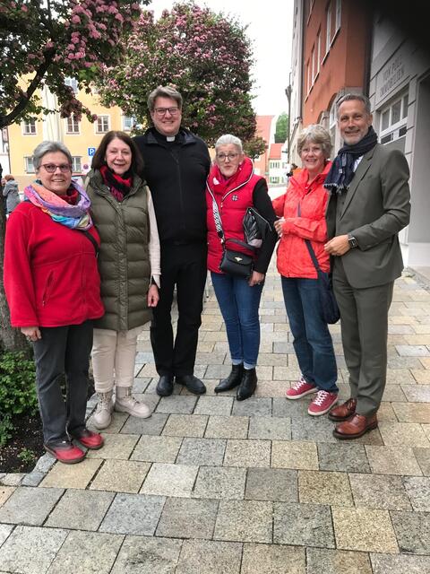 Hand in Hand beim Friedberger Bündnis für Demokratie und Vielfalt mit dem SPD Ortsverein. | Foto: SPD Friedberg