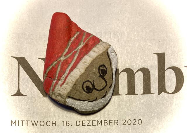 Begonnen habe ich mit "Weihnachtsmännern" ... 
Die Besonderheit bei diesem: Die Streifen sind "Natur", heißt, Maserungen im Stein. 