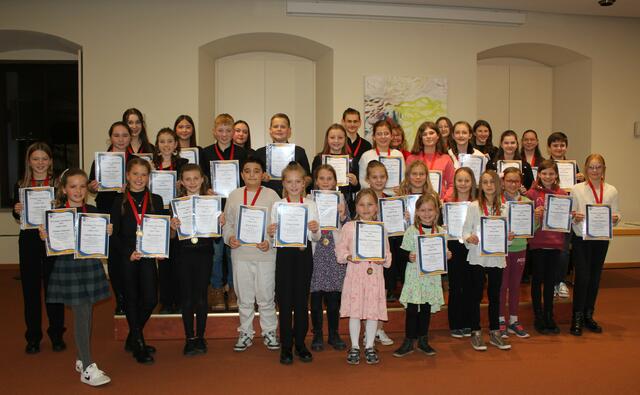 Strahlende Gesichter gab es bei der Ergebnisbekanntgabe während des Festaktes zum 2. Wertinger Musikpreis. Goldmedaillen und Urkunden waren Lohn für die erfolgreiche Teilnahme.