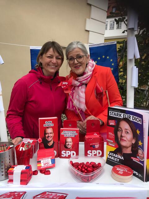 Europa im Blick am Wochenmarkt hatten Tamara Greber und Ulrike Sasse-Feile. | Foto: SPD Friedberg