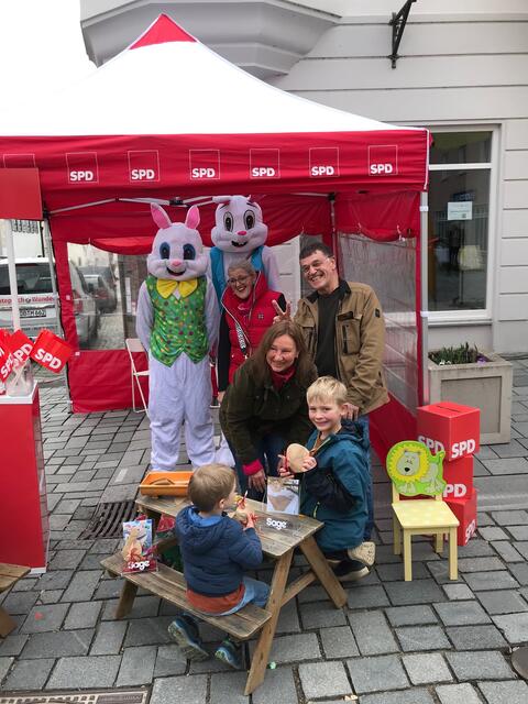 Viel zu Lachen (und Basteln) gab's am Marktsonntag zum Thema Ostern am SPD Stand. | Foto: SPD Friedberg