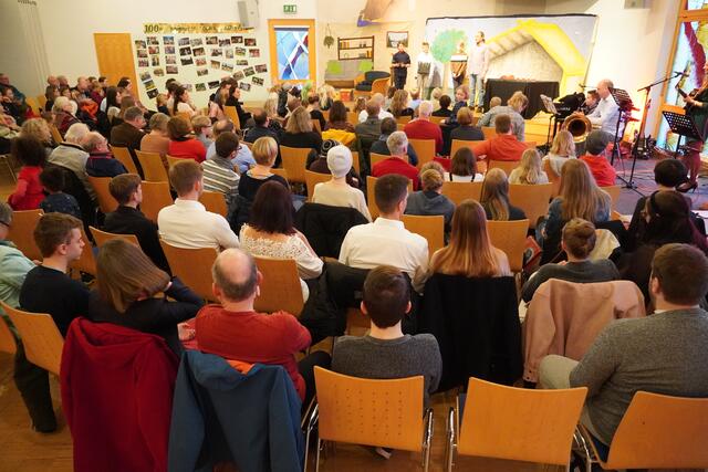 Jung und Alt zu Heiligabend in der Evangelischen Gemeinschaft