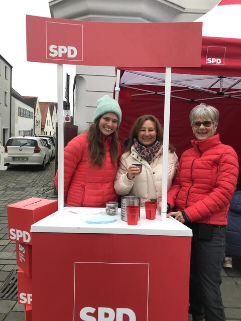 Danke sagen - das war das Motto von Stefanie Lang, Simone Hörmann und Brigitte Dannhäuser am SPD Stand am Martinimarkt. | Foto: SPD Friedberg