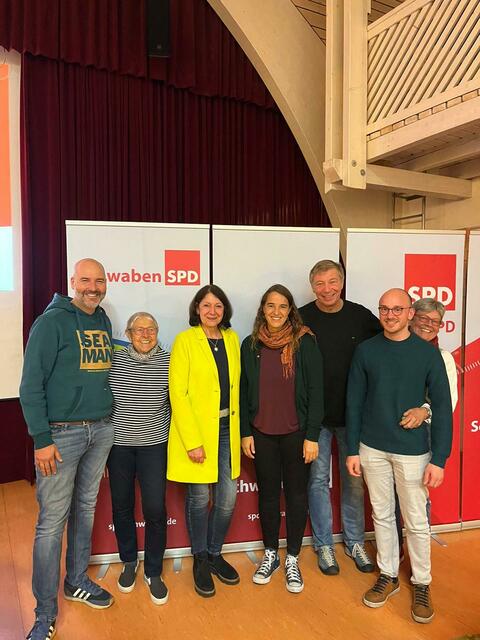 Die Friedberger Delegation bei der Bundeswahlkreiskonferenz, bei der Heike Heubach (Mitte) als SPD-Kandidatin für Augsburg-Land bestätigt wurde. | Foto: SPD Friedberg