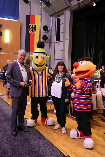 Ernie und Bert mit dem Bürgermeister beim Herbstmarkt 2024