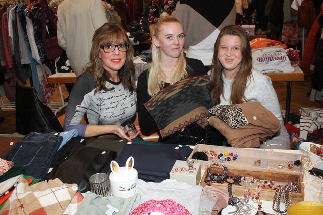 Die drei jungen Damen, Annabelle, Charlotta und Cosima (von links)  aus dem benachbarten Langweid  zeigten sich begeistert von dem bunten Treiben in der Gemeindehalle.  | Foto: Peter Heider