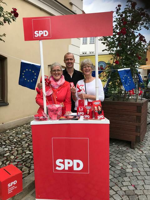Europawahlkampf mit SPD-Kandidat Jörn Seinsch und Ulrike Sasse-Feile und Brigitte Dannhäuser. | Foto: SPD Friedberg