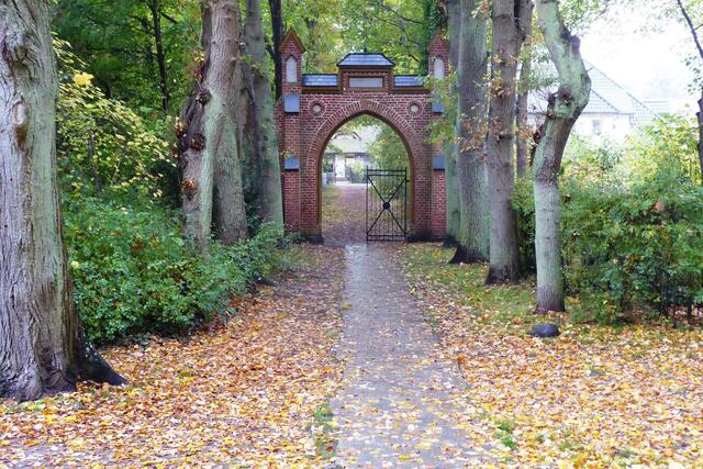 Das Eingangstor in der Kirchenallee.
