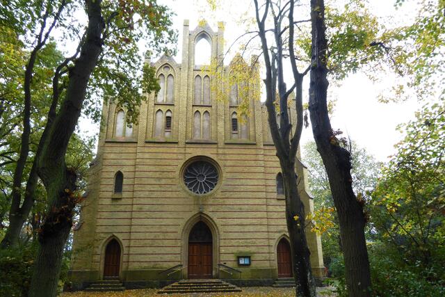 Die Frontseite mit den Eingängen zur Peter-Pauls-Kirche in Zingst.