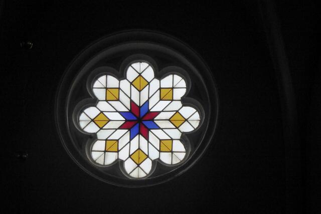 Ein Glasfenster im Chor.