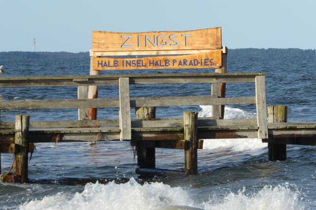 Zingst - Ostseewellen an der alten Seebrücke.