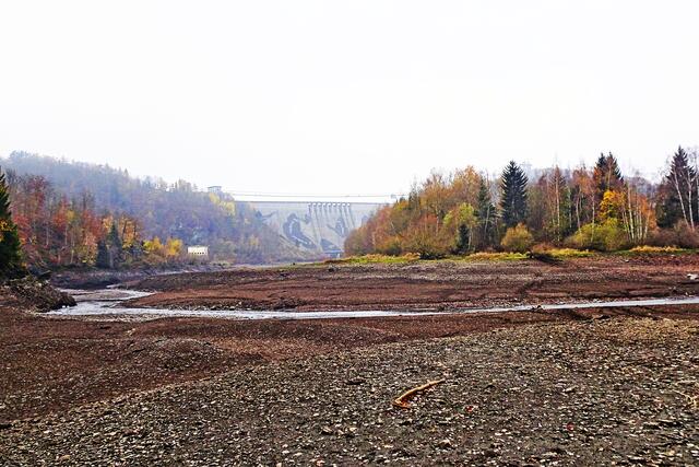 Wendefurther Talsperre ohne Wasser, die Bode schlängelt sich in ihrem angestammten Flußbett 