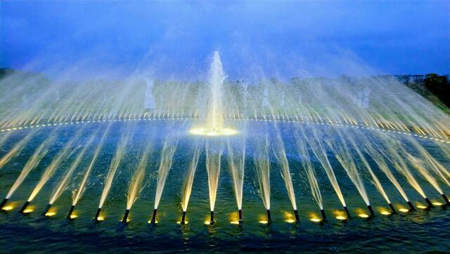 Illuminierter Brunnen in den Herrenhäuser Gärten | Foto: Shima Mahi