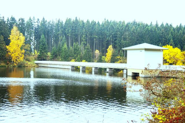 Hasselvorsperre, in der Vorsperre erfolgt eine Vorreinigung des zuflie0enden Wassers duch eine Beruhigung des Wassers, die mitgeführten Sedimente setzen sich in der Vorsperre ab. 