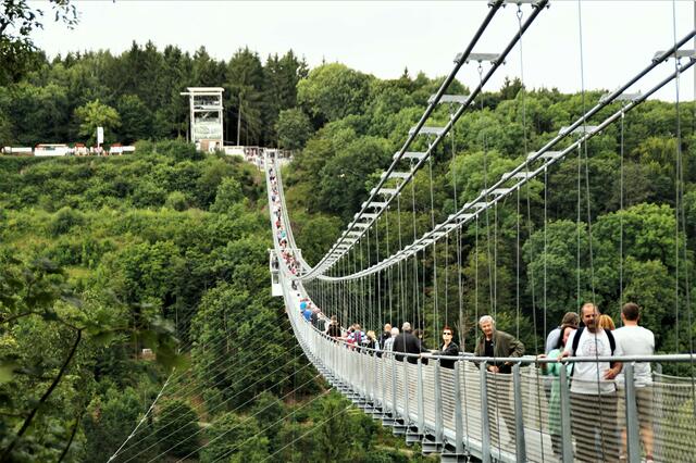 auf der 465,5 m langen Titan RT Hängeseilbrücke an der Rappbodetalsperre 