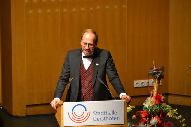 1. Vorstand Josef Schmid begrüßt das Publikum