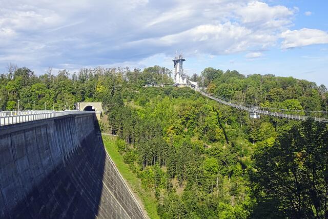Rappbodetalsperrenmauer mit Tunnel, RT Titan Hängeseilbrücke und dem Soltair Aussichtsturm