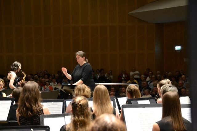 Dirigentin Birgit Thanner hat ein grandioses Programm mit dem Orchester einstudiert.