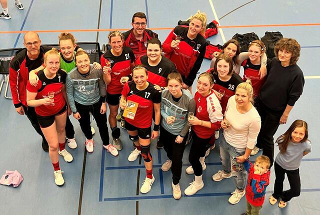 Die Damen verabschieden Simone Fuchs in den Handball-Ruhestand.