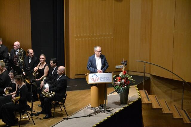 Bürgermeister Michael Wörle stellt die Stiftung "Hilfe in Not" Gersthofen vor.