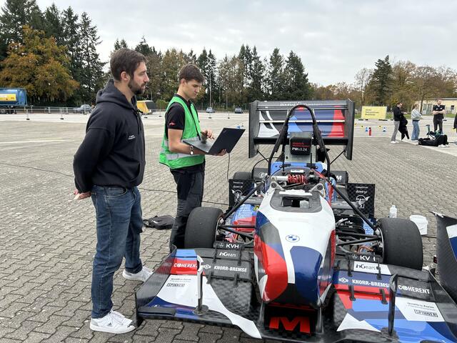 Von links: Fabio Schuck (CEO munichmotorsport) und Marvin Wagner (CTO) an ihrem selbst gebauten Elektroflitze.  | Foto: ADAC/Marcus Schulte
