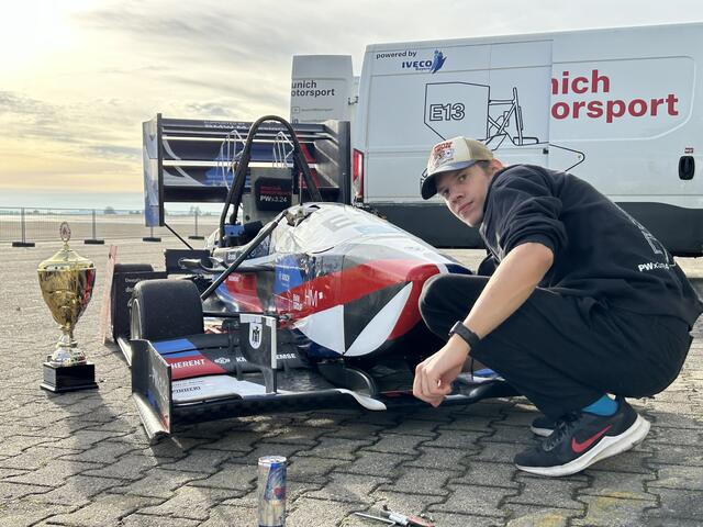 August Bosch legt Hand an das Fahrzeug von munichmotorsport. | Foto: ADAC/Marcus Schulte