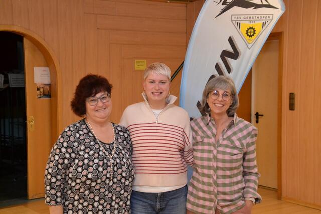 Conny Metzger (links) übergab nach vielen Jahre als Kassiererin dieses Amt an Lena Schumacher (Mitte). Rechts die zweite Kassiererin Monika Wörle.