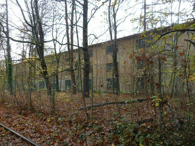 Die vier mehrgeschossigen Lagerhäuser verfügen über &lt; 23.000 Quadratmeter Lager- fläche (mit den Außengebäudemaßen ermittelt, weil keine Angaben vorliegen).
