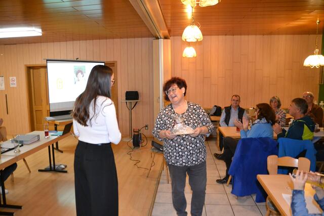 Conny Metzger erhielt von Sophia Meitinger ein Präsent als Dank für die langjährige Tätigkeit als Kassiererin.