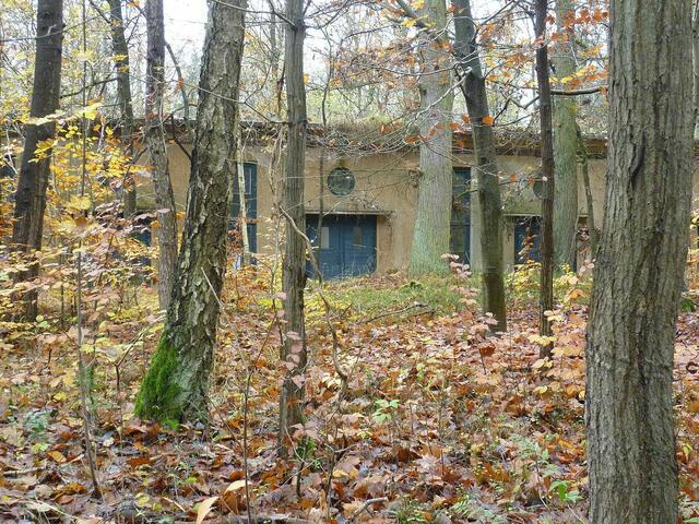 Im Juli 1938 nahmen dienstverpflichtete Frauen in den eingeschossigen Gebäuden ihre Arbeit auf. Sie setzten aus vorgefertigten Teilen und Sprengstoff Munition zusammen.