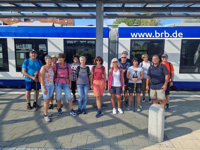 Anfang September organisierte die Abteilung Alpin eine sportliche Wanderung von Landsberg am Lech über den Wildpark in den Lechauen und die Gaststätte Teufelsküche bis nach Pörring. Hier am Ausgangspunkt der Wanderung am Bahnhof Landsberg/Lech.