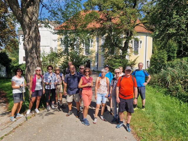 Anfang September organisierte die Abteilung Alpin eine sportliche Wanderung von Landsberg am Lech über den Wildpark in den Lechauen und die Gaststätte Teufelsküche bis nach Pörring. Hier vor der Wallfahrtskirche in Pörring von Dominikus Zimmermann.
