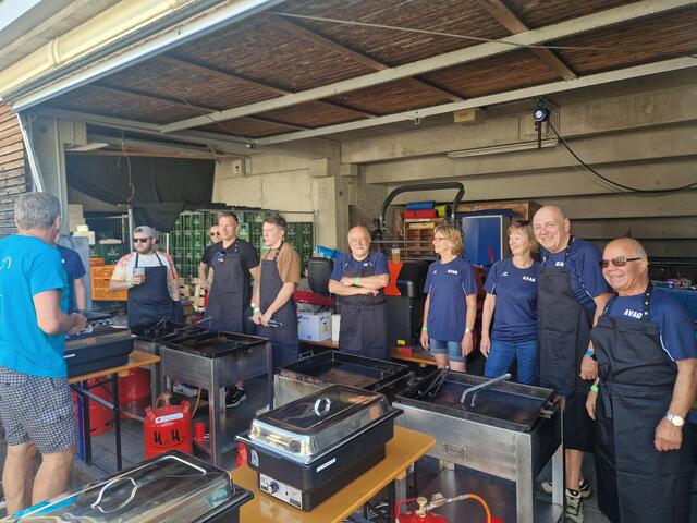 Mehrere Mitglieder der Abteilung Alpin halfen Anfang Juni 2024 beim Fußball-Turnier der AFAG bei der Essensausgabe.