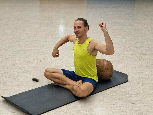 Das ganze Jahr über wurden von der Abteilung Alpin spannende und abwechslungsreiche Trainings angeboten. Hier zeigt der Trainer Patrick Pest eine Übung bei "Alpin Fit Aktiv".