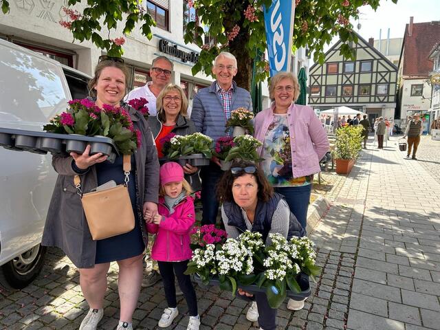 Muttertagsaktion des CSU Ortsverbands
v.l. Yvonne Baisch, Jürgen Flemisch, Claudia Ermer, Stadt- und Kreisrat Dr. Thomas Ermer, Barbara Waldmann-Fink, Stadt- und Kreisrat Marianne Stelzle
 | Foto: CSU