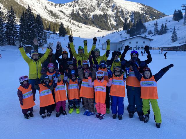 Erfolgsgarant für die Skikurse ist die intensive Betreuung gerade der Anfänger, bei der auch Übungsgeräte eingesetzt werden.