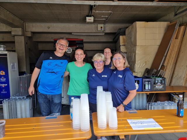 Mehrere Mitglieder der Abteilung Alpin halfen Anfang Juni 2024 beim Fußball-Turnier der AFAG bei der Getränkeausgabe.