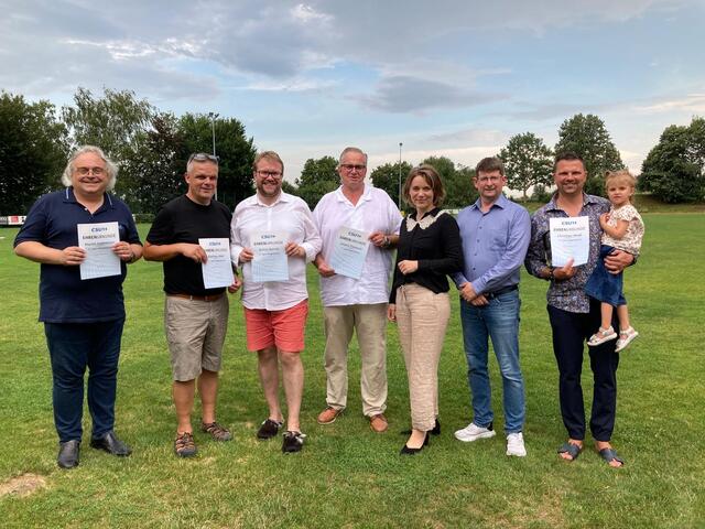 Die Jubilare des CSU Ortsverbands v.l. Martin Gollmitzer (25 Jahre), Mathias Abel (15 Jahre), Stadt- und Kreisrat Stefan Baisch (20 Jahre), Jürgen Flemisch (10 Jahre), Landtagsabgeordnete Jenny Schack, CSU-Ortsvorsitzender und Stadtrat Philipp Rauner, Stadtrat Christian Neidl (10 Jahre) mit Tochter | Foto: CSU/Waldmann-Fink
