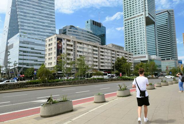 Vor den Hochhäusern Wohnungen im Plattenbau.