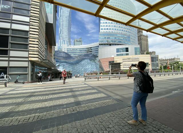 In unmittelbarer Nähe des Kulturpalastes entstand 2006 ein großes Einkaufszentrum, dessen Architektur mit eltichen Preisen ausgezeichnet wurde. 