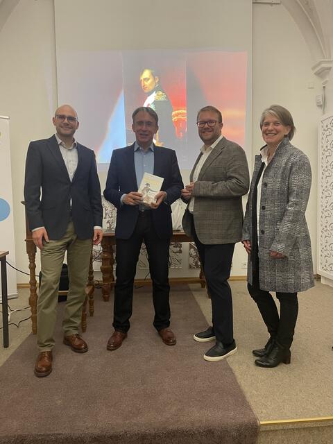 Günzburger Geschichtsforum "Napoleon in Schwaben"
v.l. Museumsleiter und Stadtarchivar Dr. Raphael Gerhardt, Historiker und Napoleonexperte Thomas Schuler, 1. Vorsitzender des Historischen Vereins Günzburg Stefan Baisch und VHS Geschäftsführerin Christa Baumeister | Foto: Historischer Verein