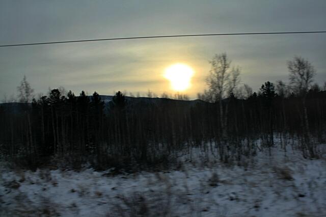 Die Sonne versinkt über der Taiga