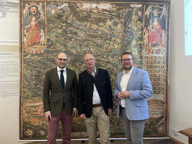 Ausstellungseröffnung "Stadt-Land-Fluss - die Burgauer Landtafel erzählt von 1613"
v.l. Museumsleiter und Stadtarchivar Dr. Raphael Gerhardt, Heimatforscher Werner Malcher und der 1. Vorsitzende des Historischen Vereins Günzburg Stefan Baisch | Foto: Historischer Verein/Müller