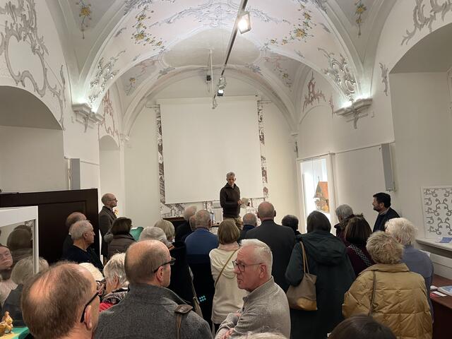 Ausstellungseröffnung der Weihnachtsausstellung "Günzburger Krippenschätze" im Rokokosaal des Heimatmuseums
in der Mitte auf der Bühne Krippenexperte und -schnitzer Rudolf Saßen | Foto: Historischer Verein/Baisch