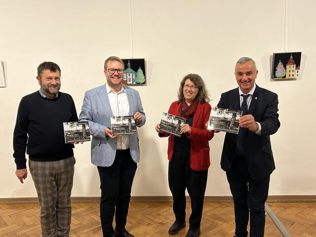 Übergabe des Nachdrucks des 1. Bands "Von Günzburg in Bildern": v.l. 2. Vorsitzender des Historischen Vereins Rudolf Kombosch, 1. Vorsitzender des Historischen Vereins Stefan Baisch, 2. Bürgermeisterin Dr. Ruth Niemetz, Oberbürgermeister Gerhard Jauernig | Foto: Historischer Verein/Baisch